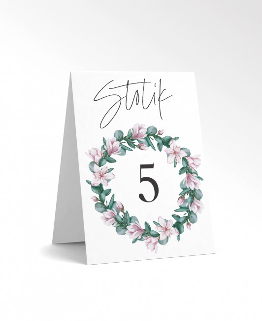 Numer stolika z różową...