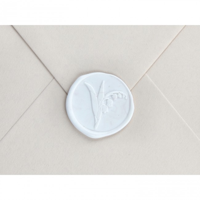 Lak ślubny z motywem konwalii