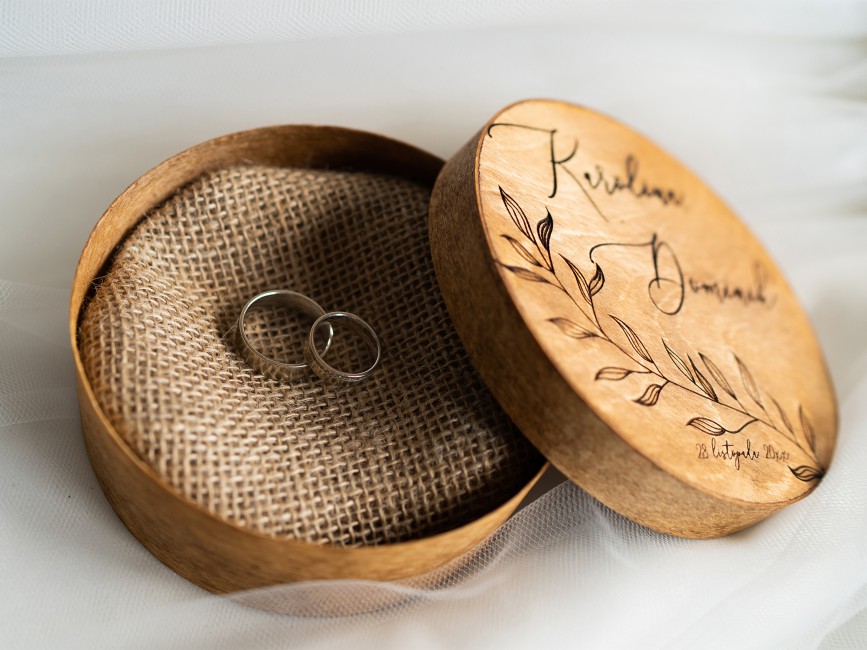 Okrągłe drewniane pudełko...