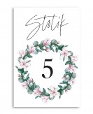 Numer stolika z różową...